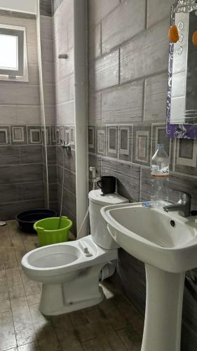 łazienka z toaletą i umywalką w obiekcie Plage à 500 mètres! Appartement familial paisible avec vue sur mer à Melbou, idéal pour des vacances relaxantes. w mieście Les Falaises