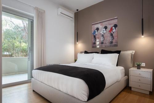 מיטה או מיטות בחדר ב-Vouliagmeni Stylish Apartment