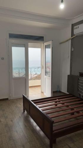 Plage à 500 mètres! Appartement familial paisible avec vue sur mer à Melbou, idéal pour des vacances relaxantes. في Les Falaises: غرفة كبيرة مع aasteryasteryasteryasteryasteryasteryasteryasteryasteryasteryasteryasteryasteryasteryasteryasteryastry