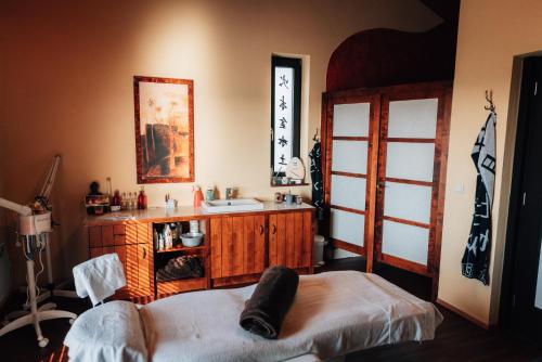 a bedroom with a bed and a sink and a mirror at Stilvolles Chalet mit hauseigener Sauna & Whirlwanne in Viechtach
