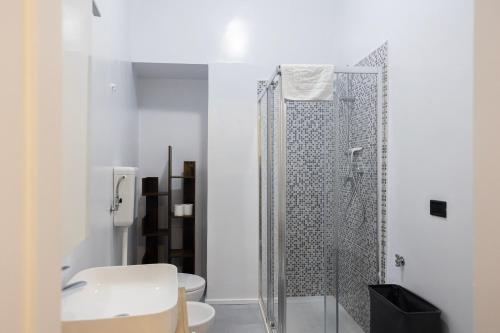 un baño con ducha y WC en Elegante Bilocale in Zona Risorgimento, en Milán