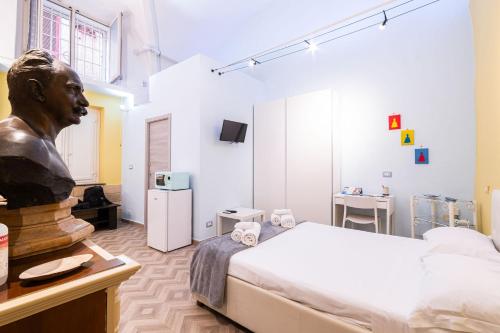 um quarto com uma cama e uma estátua de um busto em Room21 By DomusExtra em Nápoles