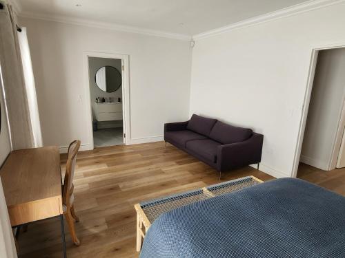 uma sala de estar com um sofá e uma mesa em St James - Villa Mosselle em St James