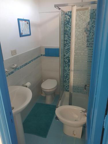 プローチダにあるprocidabellaのバスルーム(洗面台、トイレ、シャワー付)
