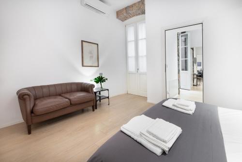 トリエステにあるThe Architect - Exclusive Loft in Ponterossoのソファとベッドのあるリビングルーム