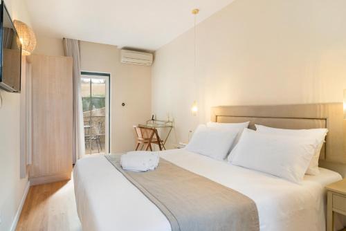um quarto com uma cama grande e almofadas brancas em Metropolitan Living Lisbon - Laranjeiras em Lisboa
