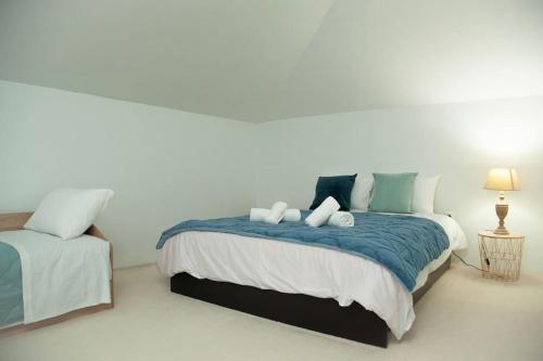 - une chambre dotée d'un lit avec des draps bleus et blancs dans l'établissement Άνετο διαμέρισμα κοντά στoν Μύλο, à Tríkala