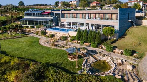 Bazén v ubytování Eco complex Zdravets nebo v jeho okolí