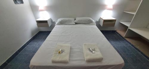 een bed in een kamer met twee handdoeken erop bij COMPLEJO TURISTICO RIOJA in La Rioja