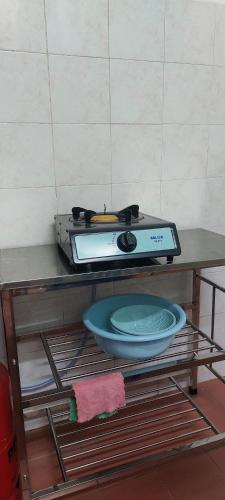 una estufa sobre una mesa en LOTUS HOMESTAY, en Seri Kembangan