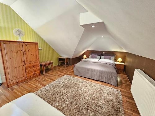 哈倫的住宿－Exclusive Dachgeschosswohnung in Haren/Emmeln，阁楼卧室配有床和地毯