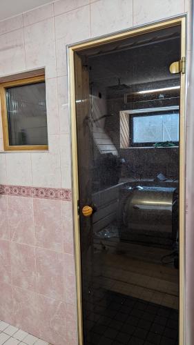 een open deur naar een badkamer met een trap bij Homestay 99, Tartu, Ihaste in Tartu