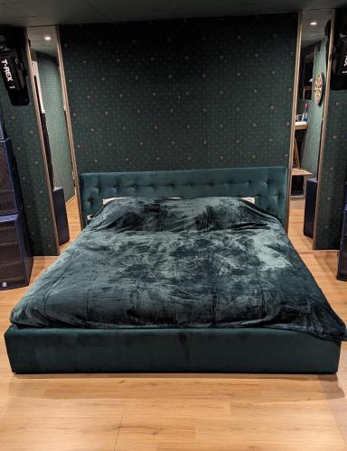 um quarto com uma cama com um edredão preto em Homestay 99, Tartu, Ihaste em Tartu