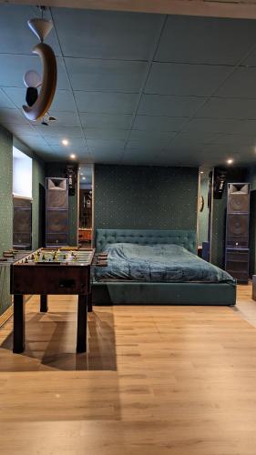 a room with a bed and a pool table at Homestay 99, Tartu, Ihaste in Tartu