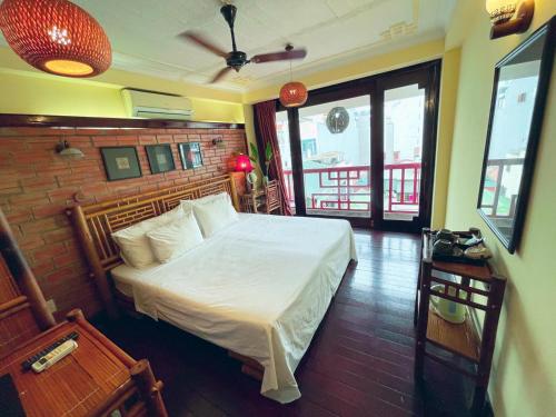 um quarto com uma cama branca num quarto em May - Maison De Charme LP em Hanói