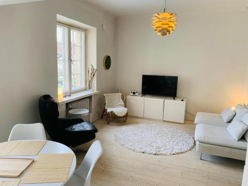 uma sala de estar com um sofá e uma mesa em Charming apartment in Töölö with Nordic design em Helsinque