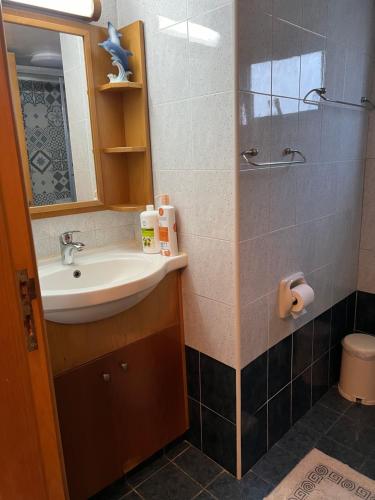 uma casa de banho com um lavatório e um chuveiro em Makenzie 2 rooms em Lárnaca
