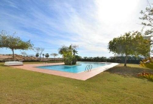 una piscina en medio de un patio en Vista al Golf, en Roldán