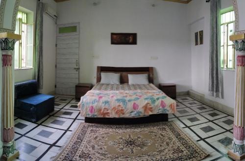 1 dormitorio con 1 cama y 1 silla en Pahasu House, en Jaipur