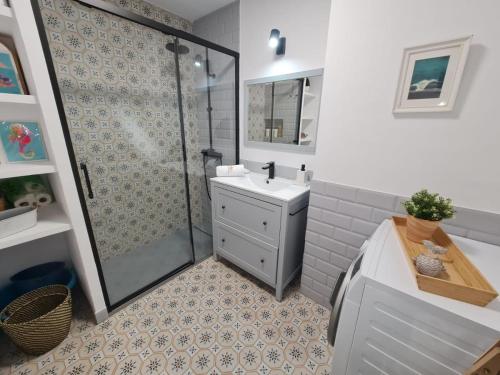 y baño con ducha y lavabo blanco. en REF. 22 CASA NOE, en Zahara de los Atunes