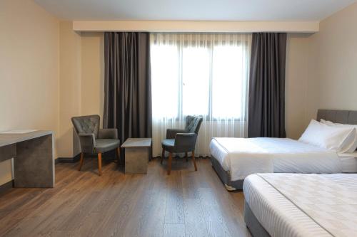 Postel nebo postele na pokoji v ubytování Grand royal hotel