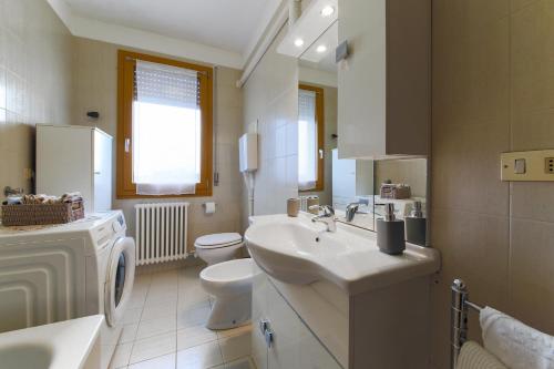 泰瑟拉的住宿－Free parking - 15 min to Venice，浴室配有盥洗盆、卫生间和盥洗盆。