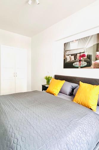 施塔德的住宿－Die Stader Oase mit Sonnenterrasse，一间卧室配有一张带黄色枕头的大床