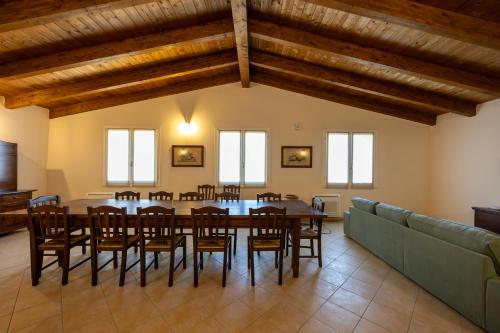 a large dining room with a table and chairs at Palazzo Gessi Room and Breakfast in Borghi
