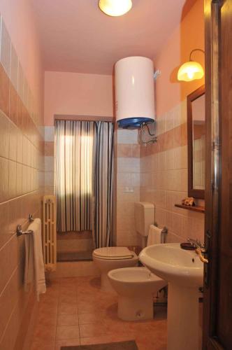 y baño con aseo y lavamanos. en Apartment in Vicchio/Toskana 31169, en Vicchio