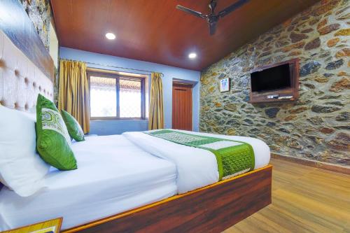 A bed or beds in a room at Castlle Rock, Mount Abu