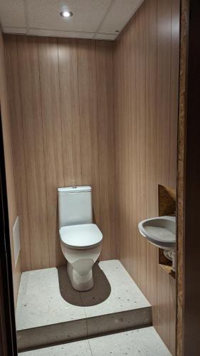 een badkamer met een toilet en een wastafel bij Homestay 99, Tartu, Ihaste in Tartu