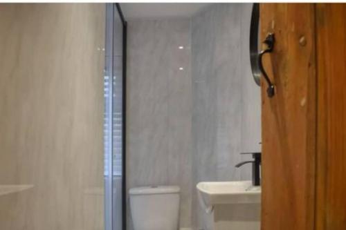 A bathroom at Beautiful renovated cottage in Mersham Ashford Kent