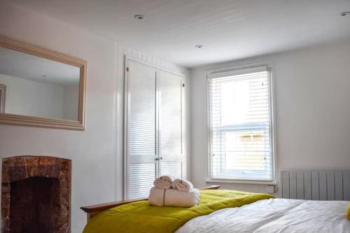 un dormitorio con una cama con dos animales de peluche en Beautiful renovated cottage in Mersham Ashford Kent en Mersham