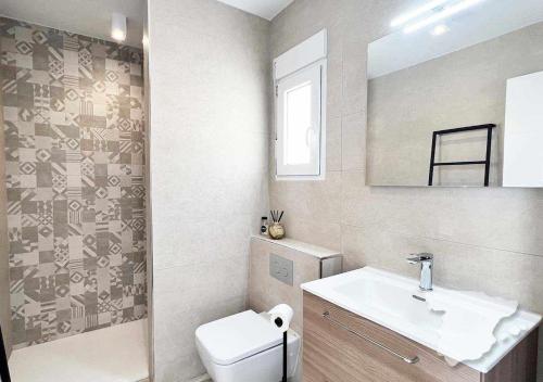 uma casa de banho com um lavatório, um WC e um espelho. em CostaBlancaDreams Bernia Views in Calpe em Empedrola