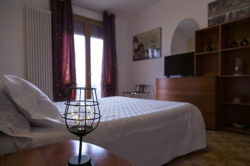 a bedroom with a bed and a lamp on a table at Free parking - 15 min to Venice in Tessera