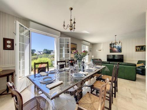 une salle à manger avec une table et quelques chaises dans l'établissement PORT DUN - Vue mer, 500 m plage, Tennis - C36, à Saint-Philibert