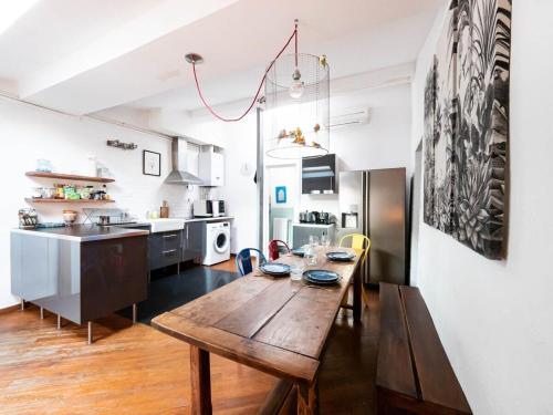 une cuisine et une salle à manger avec une table en bois dans l'établissement L'ardoise - Climatisation cœur de ville, à Montpellier
