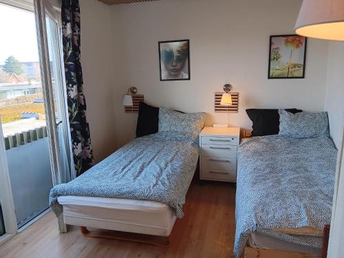 - 2 lits dans une chambre avec fenêtre dans l'établissement Private room near Copenhagen, à Ishøj