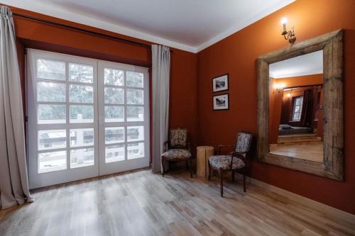 a living room with a mirror and a window at Miniszteri House in Băile Tuşnad