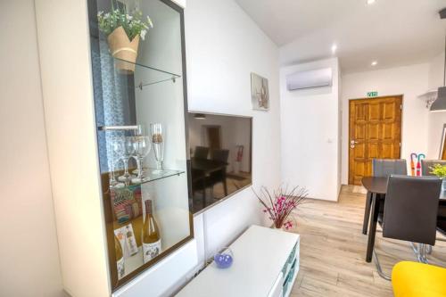 Central position apartment Theater