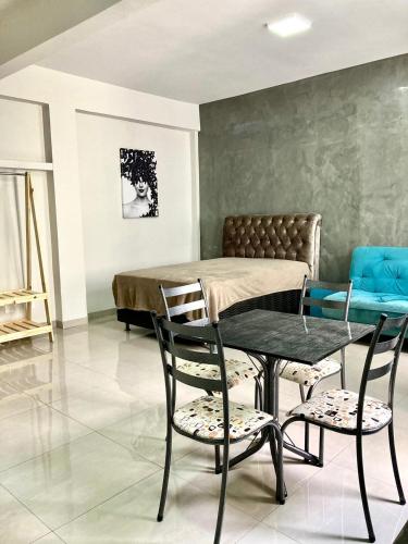 a dining room with a table and chairs at Izze Home in Palmas