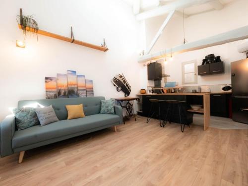 un salon avec un canapé et une table dans l'établissement Le Gaby - Climatisation Place de la Comédie, à Montpellier