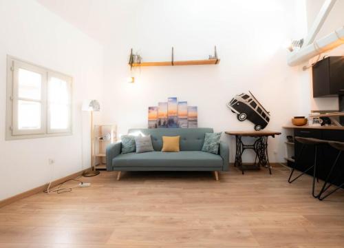 - un salon avec un canapé bleu sur du parquet dans l'établissement Le Gaby - Climatisation Place de la Comédie, à Montpellier