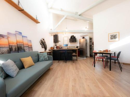 un salon avec un canapé bleu et une table dans l'établissement Le Gaby - Climatisation Place de la Comédie, à Montpellier