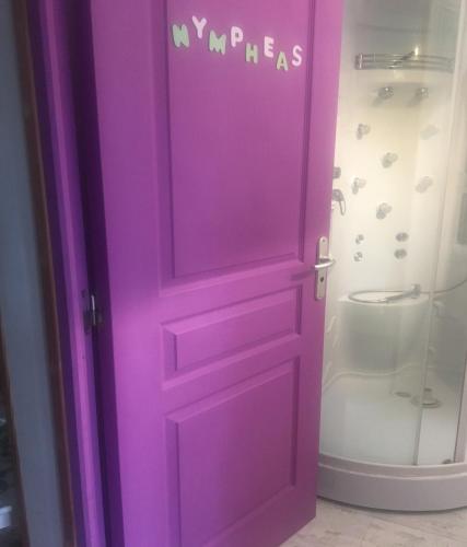 La salle de bains est pourvue de toilettes. dans l'établissement Gtes aux Portes de lEure Les Nympheas, à Vernon