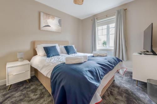 um quarto com uma cama grande e uma televisão em Spectacular House with Parking em Chorley
