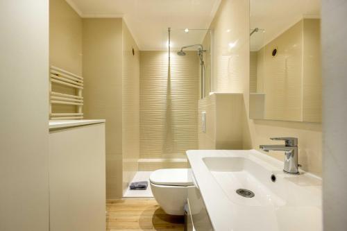 uma casa de banho com um lavatório branco e um WC. em Agence des Résidences - Appartements privés du 45 CROISETTE - Standard em Cannes