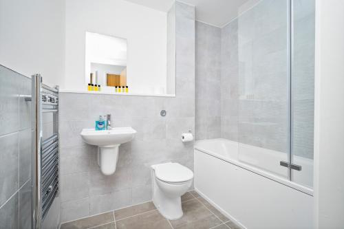Bathroom sa The Caliber Collection Luxury Apartments Manchester City Centre - CALIBER STAYS® Serviced Homes - Free WIFI Balcony Terrace Waterfront Views