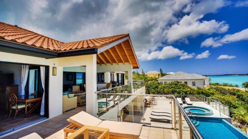 - un balcon dans une villa avec piscine dans l'établissement Alta Bella Villa and Spa, à Providenciales