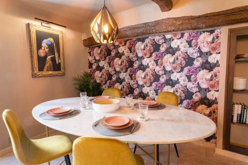 ヴァルボンヌにあるEntire townhouse in the heart of the villageのダイニングルーム(白いテーブル、黄色の椅子付)